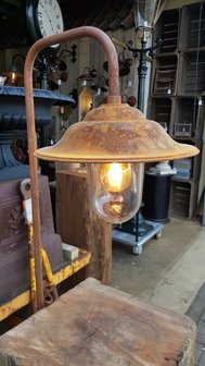 Robuuste-lamp-buitenlamp-van-cortenstaal-op-hardhouten-meerpaal-zuil-dukdalf-van-hout-6