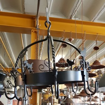 Wildkroon-wildrek-met-decoratie-vogel-van-smeedijzer-vleeshaken-vleesrek