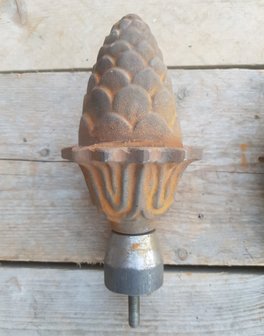 Gietijzeren-dennenappel-granaatappel-gietijzer-paalkop-hekpunt-paalkop-ornament
