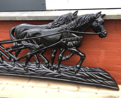 Ornament-boer-ploegende-boer-met-paard-tuinornament-relief-wanddecoratie-2