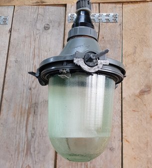 Antieke-industriele-hanglamp-retro-vintage-gemaakt-van-metaal-en-glas-fabriekslamp-2