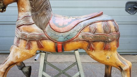 Antiek-Fries-houten-paard-kermispaard-van-draaimolen-carousel-hindenlopen-kermis-8