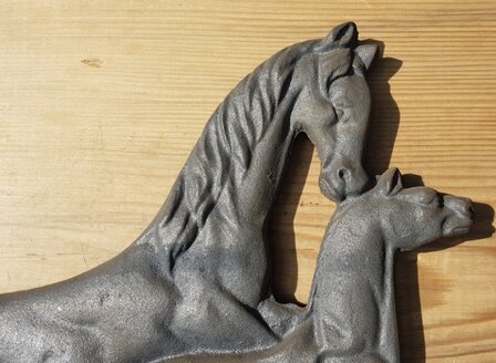 Gietijzer-ornament-paarden-paard-met-veulen-sierlijk-ornament-1