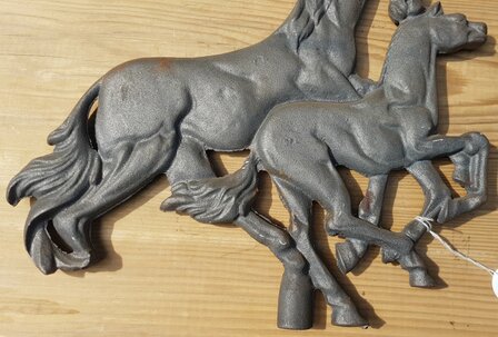 Gietijzer-ornament-paarden-paard-met-veulen-sierlijk-ornament-2