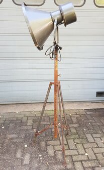 Grote-oude-industriele-vloerlamp-staandelamp-vintage-retro-1