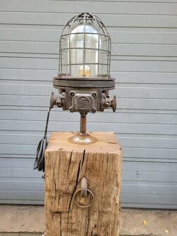 Landelijke-meerpaal-vloerlamp-staande-lamp-rustiek-robuust-industrieel-3