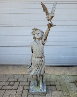 Antiek-brons-beeld-vrouw-met-vogel-in-haar-hand