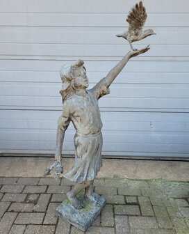 Antiek-brons-beeld-vrouw-met-vogel-in-haar-hand-1