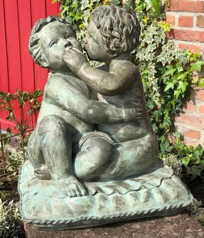 Antiek-brons-beeld-kinderen-engelen-op-een-kussen