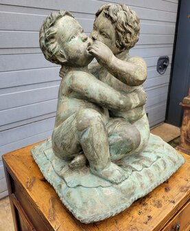 Antiek-brons-beeld-kinderen-engelen-op-een-kussen-2