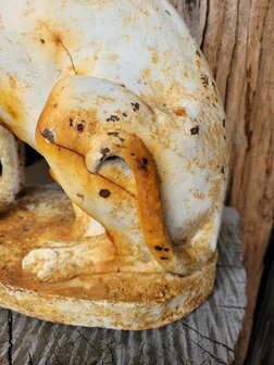 Antiek-gietijzeren-tuinbeeld-standbeeld-hond-wit-met-patina-8