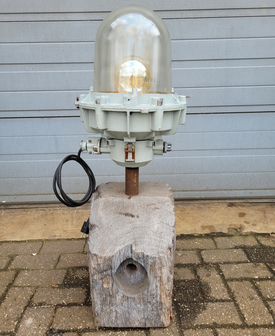 Landelijke-industriele-vloerlamp-bunkerlamp-op-meerpaal-staande-lamp