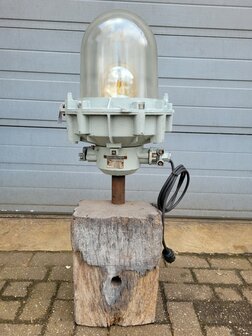 Landelijke-industriele-vloerlamp-bunkerlamp-op-meerpaal-staande-lamp-3
