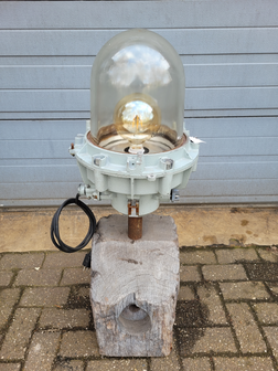 Landelijke-industriele-vloerlamp-bunkerlamp-op-meerpaal-staande-lamp-5