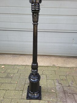 Smalle-gietijzeren-lantaarnpaal-tuinlantaarn-straatlantaarn-met-ronde-koperen-lamp-van-koper-2