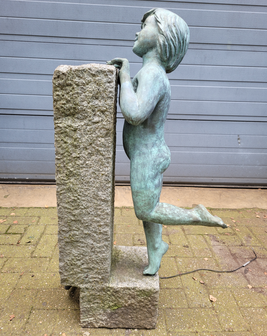 Antieke-bronze-jongentje-mannetje-op-steen-brons-waterspuwer-fontein