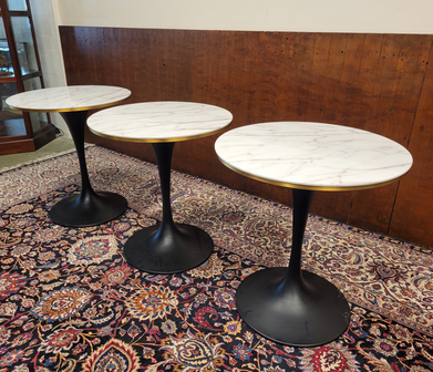 Klassieke-ronde-tafel-gemaakt-van-marmer-met-een-zwarte-metalen-paddestoel-voet-9