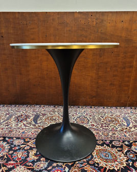 Klassieke-ronde-tafel-gemaakt-van-marmer-met-een-zwarte-metalen-paddestoel-voet-6