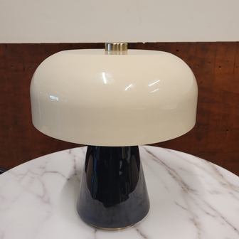 Klassieke-vintage-tafellamp-van-metaal-zwart-creme-goud-hotel