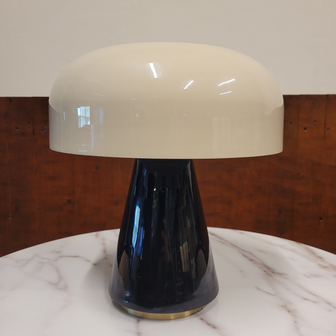Klassieke-vintage-tafellamp-van-metaal-zwart-creme-goud-hotel-1
