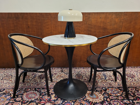Klassieke-vintage-tafellamp-van-metaal-zwart-creme-goud-hotel-6