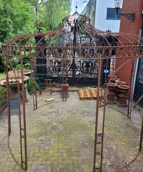 Groot-klassiek-rond-smeedijzeren-prieel-tuin-paviljoen-roest-smeedijzer-gazebo-5