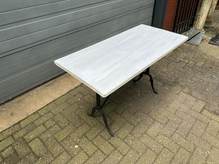 Gietijzeren-tuintafel-met-blad-van-teakhout-tafel