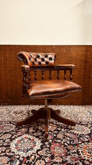 Klassiek-Antiek-Engels-Chesterfield-Captian-Chair-Bureaustoel