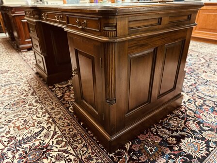 Klassiek-Antiek-Engels-Chesterfield-Desk-Bureau-Partnerdesk