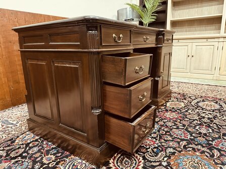 Klassiek-Engels-Antiek-Chesterfield-Oud-Bureau-Partnerdesk