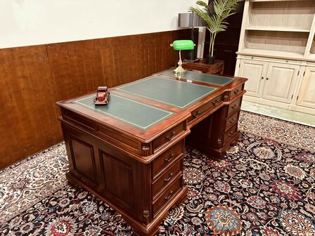 Klassiek-Engels-Antiek-Chesterfield-Oud-Bureau-Desk