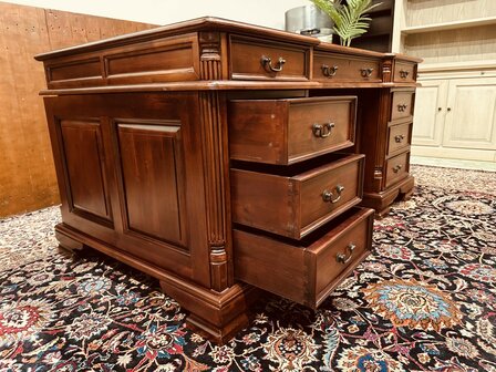 Klassiek-Engels-Antiek-Chesterfield-Oud-Bureau-Desk