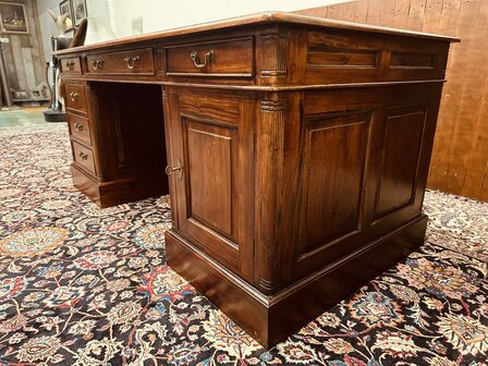 Klassiek-Engels-Antiek-Chesterfield-Desk-Bureau