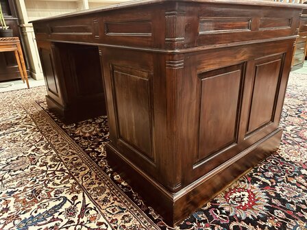 Klassiek-Engels-Antiek-Chesterfield-Desk-Bureau