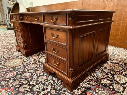 Klassiek-Engels-Antiek-Chesterfield-Desk-Bureau