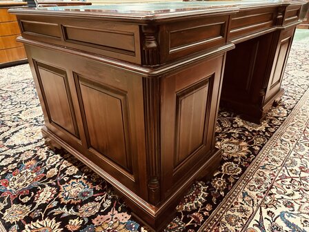 Klassiek-Engels-Antiek-Chesterfield-Desk-Bureau