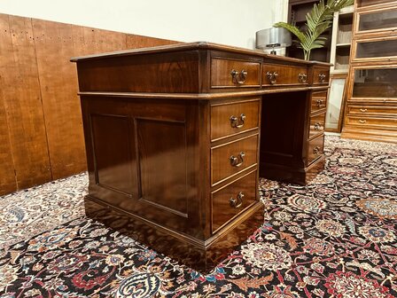 Klassiek-Engels-Antiek-Chesterfield-Bureau