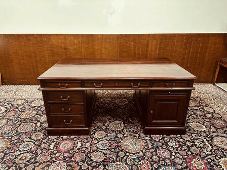 Klassiek-Engels-Antiek-Chesterfield-Bureau-Desk-Partnerdesk