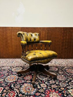 Klassiek-Engels-Chesterfield-Captain-Chair-Bureaustoel