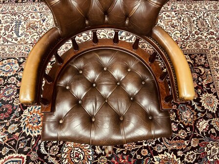 Klassiek-Engels-Chesterfield-Captain-Chair-Bureaustoel