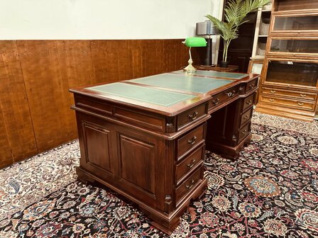 Klassiek-Engels-Antiek-Chesterfield-Bureau-Desk