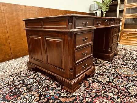 Klassiek-Engels-Antiek-Chesterfield-Bureau-Desk