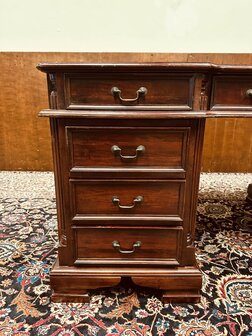 Klassiek-Engels-Antiek-Chesterfield-Bureau-Desk