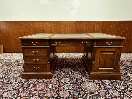 Klassiek-Engels-Antiek-Chesterfield-Bureau-Desk-Partnerdesk