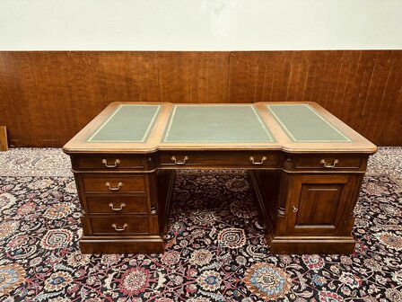 Klassiek-Engels-Antiek-Chesterfield-Bureau-Desk-Partnerdesk