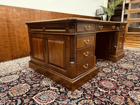 Klassiek-Engels-Antiek-Chesterfield-Bureau-Desk-Partnerdesk