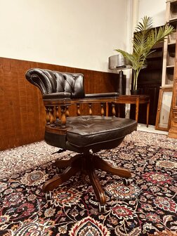 Klassiek-Engels-Antiek-Chesterfield-Bureaustoel-Captain-Chair