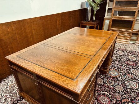 Klassiek-Engels-Antiek-Eiken-Bureau-Partnerdesk