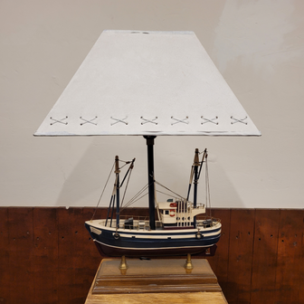 Klassieke-Engelse-tafellamp-van-een-houten-schaalmodel-van-een-boot-met-een-kap-schemerlamp