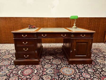 Klassiek-Engels-Antiek-Chesterfield-Bureau-Desk-Partnerdesk